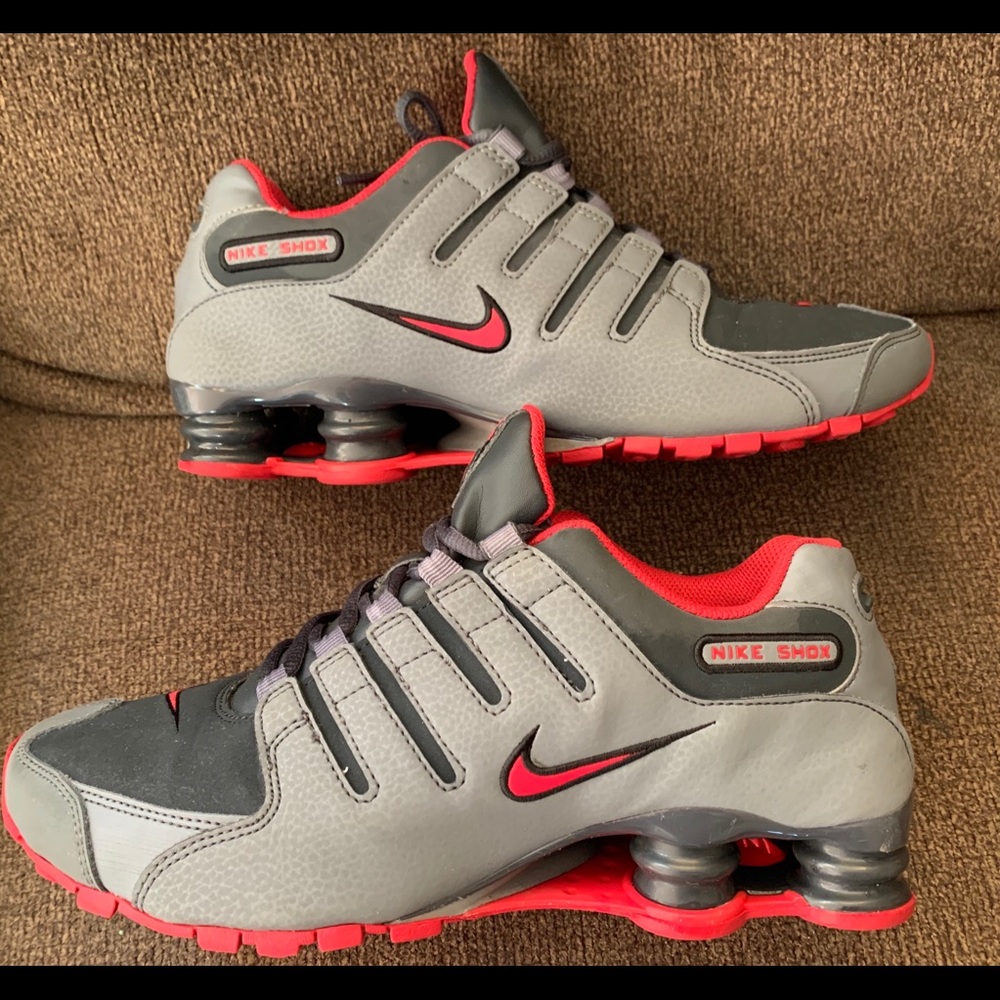 Black and red Nike shox